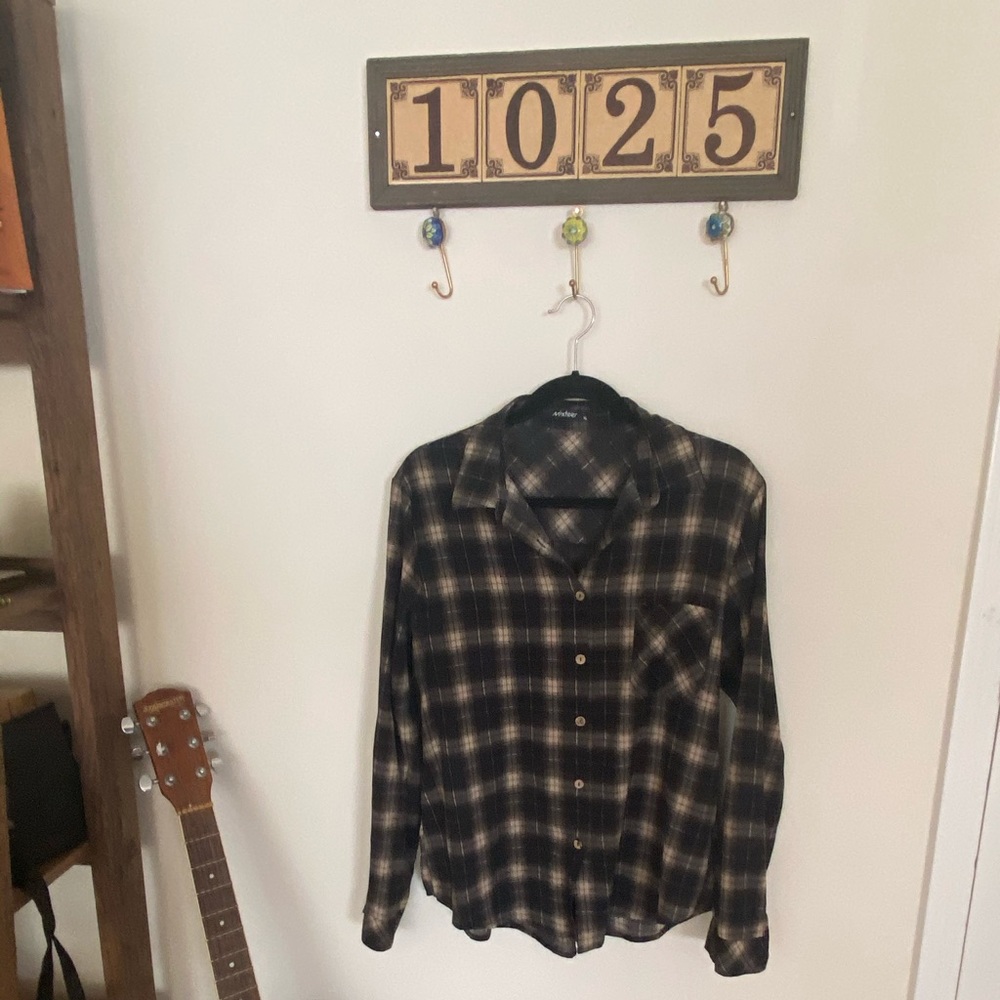 BLACK AND CREAM LIGHTWEIGHT PLAID BUTTON DOWN